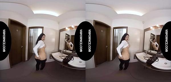  VR - Meeting in bathroom